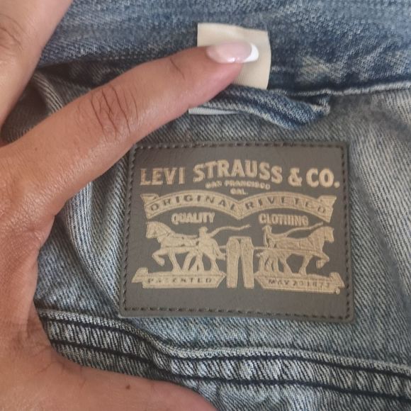 🌸🌸 Levi Vintage Ladies Distressed  Denim Jeans Jacket  Washed Blue Large 🌸🌸 - Picture 11 of 15